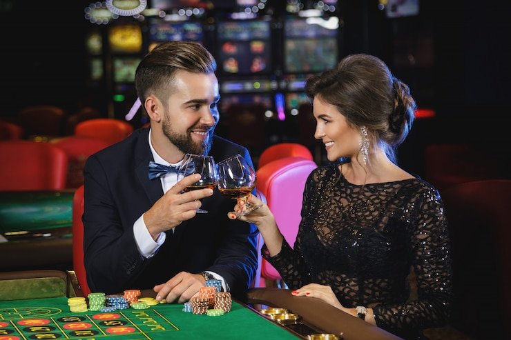 Meja Blackjack live dengan dealer memberi kartu kepada pemain